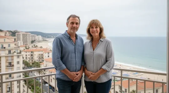 Couple de propriétaires français admirant la vue mer depuis un balcon aux Sables d'Olonne