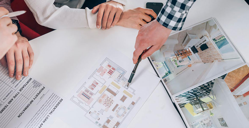 Photographie conceptuelle d'une balance ancienne en laiton avec un cube métallique d'un côté et une forme organique en bois de l'autre, les plateaux déséquilibrés, sur fond beige neutre avec éclairage latéral créant des ombres marquées
